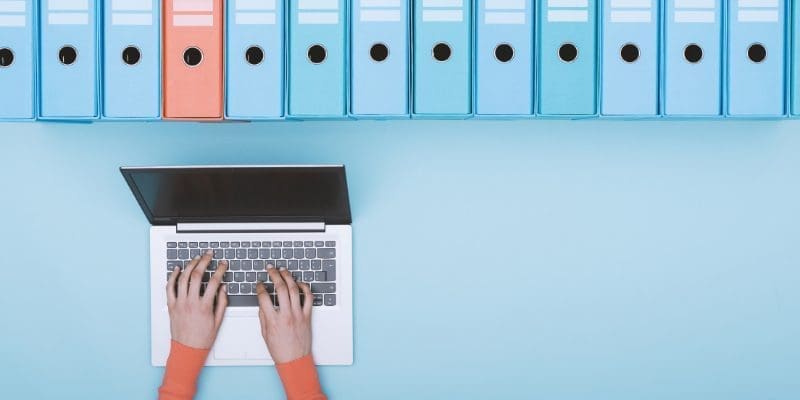classeurs bleu et rose avec un ordinateur