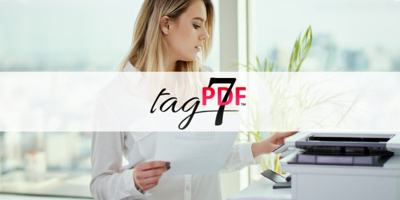 femme qui imprime un document. Logo tagpdf7 en premier plan