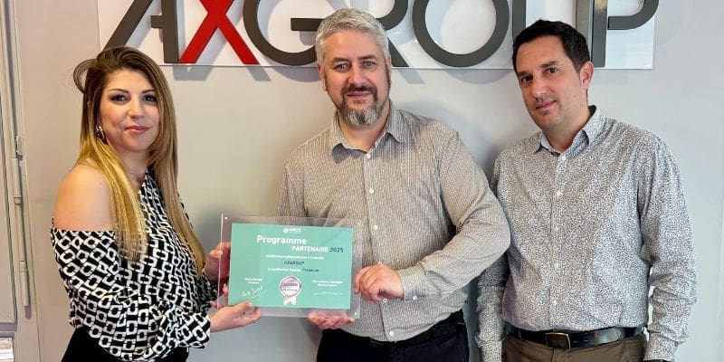 Photo de 3 personnes d'Axgroup et Zeendoc avec la certification Platinium Zeendoc entre les mains