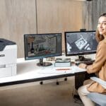 Xerox® VersaLink® C620 imprimante en situation au travail Femme dans un bureau à côté de l'imprimante Xerox® VersaLink® C620