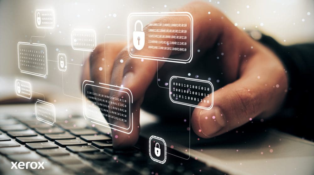 La main d'une personne tape sur un clavier d'ordinateur portable, avec des icônes de verrouillage numérique et de code binaire lumineuses superposées sur l'image, symbolisant une cybersécurité robuste et une protection des données.